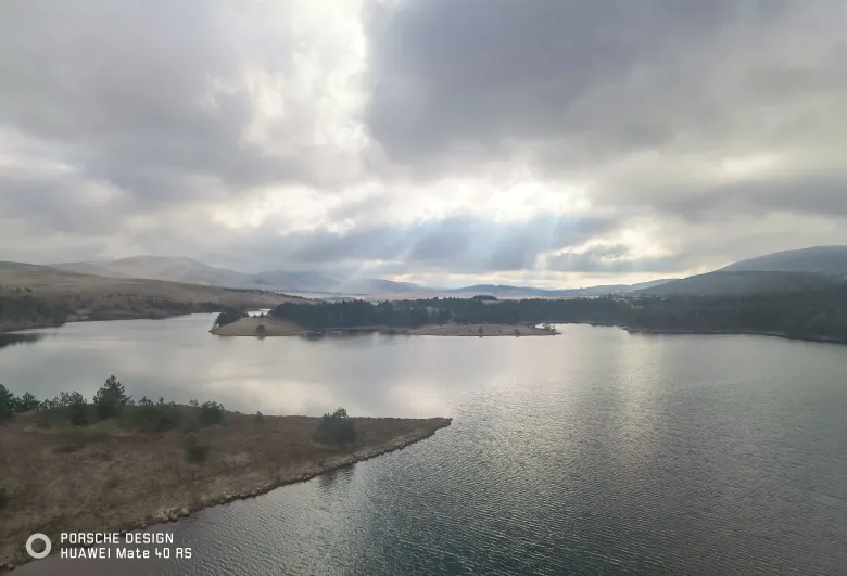 照片：索道沿途俯瞰宽阔的湖面，岸边松林与丘陵环绕。