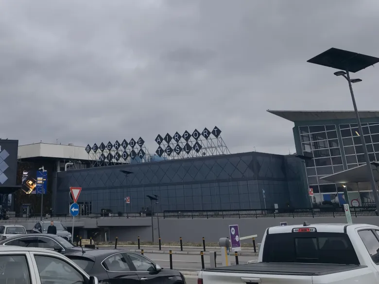 照片：贝尔格莱德机场航站楼屋顶上立着「BELGRADE AIRPORT NIKOLA TESLA」字母标牌。