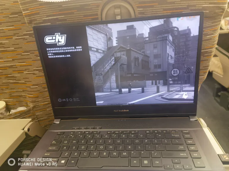 照片：高铁小桌板上的笔记本运行着《绝区零》三测的启动界面。